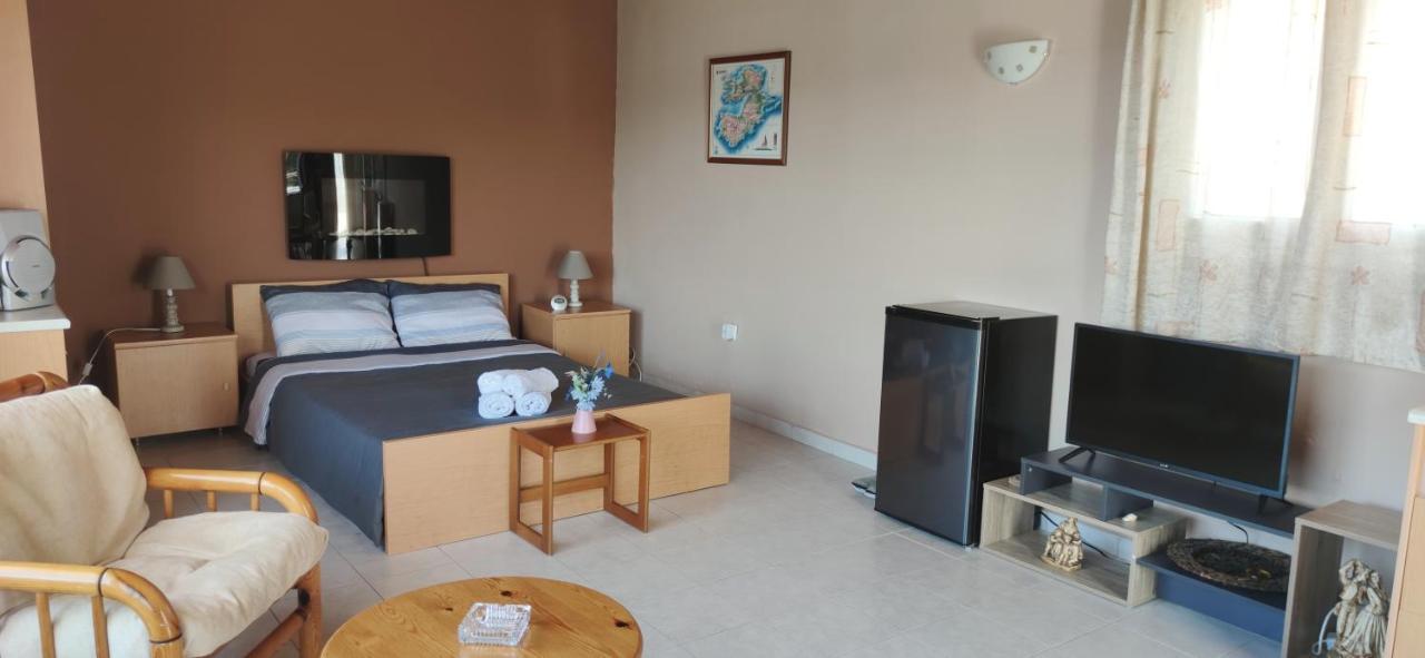 Penthouse Studio Next To The Sea Salamis Buitenkant foto